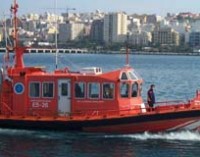 Salvamento Marítimo coordina el rescate de los 7 tripulantes de un pesquero hundido en la Caleta de Vélez Málaga
