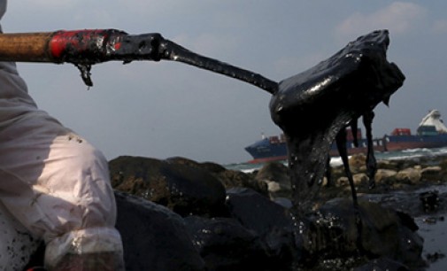 Un portacontenedores encalla en Taiwán vertiendo fuel en la costa