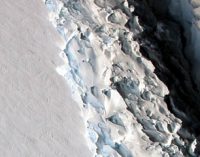 Gran iceberg a punto de separarse de la Antártida