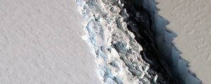 Gran iceberg a punto de separarse de la Antártida