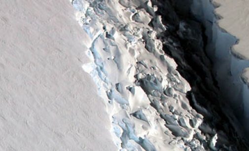 Gran iceberg a punto de separarse de la Antártida