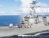 Un destructor estadounidense colisiona con un quimiquero