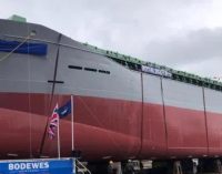 La impactante botadura de costado del MV Scot Explorer