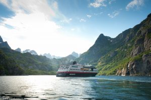 Tres nuevos buques híbridos se suman a la flota de expedición de Hurtigruten