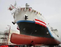 Kawasaki Heavy Industries bota el primer carguero de hidrógeno licuado del mundo