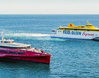 Los ferries trimaranes de alta velocidad Bajamar Express y Queen Beetle navegando juntos