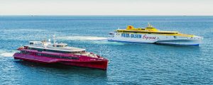Los ferries trimaranes de alta velocidad Bajamar Express y Queen Beetle navegando juntos