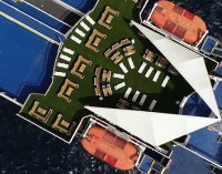 Baleària convierte 85.000 envases de plástico en mobiliario de terrazas para dos de sus ‘ferries’