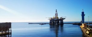 La plataforma petrolífera Ocean Confidence zarpa del Puerto de Almería para su último viaje