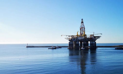 La plataforma petrolífera Ocean Confidence zarpa del Puerto de Almería para su último viaje