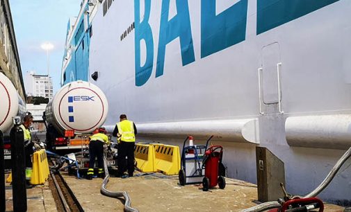 Baleària agiliza la carga de gas natural licuado en el puerto de Almería con un bunkering multi truck