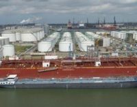 El buque cisterna Takaroa Sun realiza el primer bunkering de metanol entre barcazas del mundo