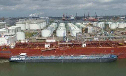El buque cisterna Takaroa Sun realiza el primer bunkering de metanol entre barcazas del mundo