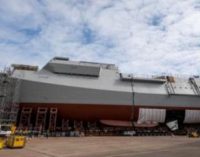 Los bloques del HMS GLASGOW se unen por primera vez en el astillero de Govan, Escocia