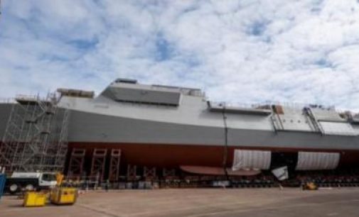 Los bloques del HMS GLASGOW se unen por primera vez en el astillero de Govan, Escocia