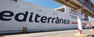 El ferry Ciudad de Ibiza se conecta a la red eléctrica del puerto de Almería