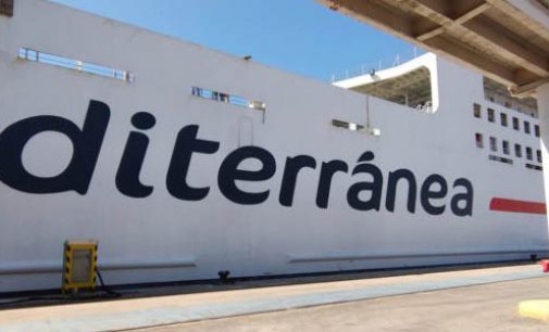 El ferry Ciudad de Ibiza se conecta a la red eléctrica del puerto de Almería