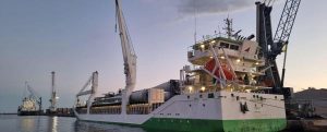 El buque Oslo Forest 2 transporta seis palas de aerogeneradores 