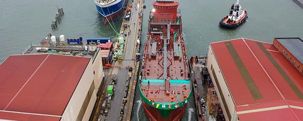 Astilleros de Murueta bota el primer petrolero híbrido europeo: Bahía Levante para Mureloil petrolero híbrido