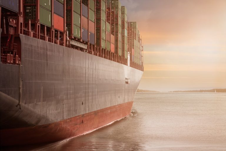 Las pérdidas del transporte marítimo descienden, pero factores como la crisis de tripulación, atascos portuarios y problemas con buques grandes preocupan al sector transporte marítimo