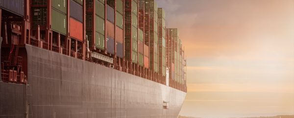 Las pérdidas del transporte marítimo descienden, pero factores como la crisis de tripulación, atascos portuarios y problemas con buques grandes preocupan al sector transporte marítimo