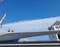 Zarpan desde Almería 12 palas de aerogeneradores para un parque eólico en Alemania