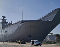 El BPE Juan Carlos I llega a Navantia Puerto Real para su varada programada