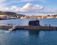 El S-82 Narciso Monturiol toca el agua y se prepara para la fase de pruebas