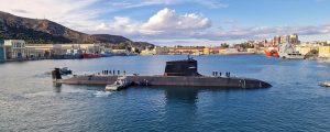 El S-82 Narciso Monturiol toca el agua y se prepara para la fase de pruebas