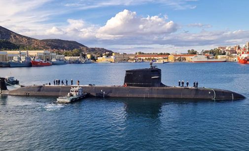 El S-82 Narciso Monturiol toca el agua y se prepara para la fase de pruebas
