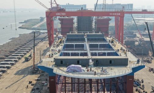China celebra la botadura de la plataforma para acuicultura offshore Zhuhai Qin