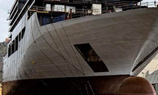 Botadura de la sección de proa del crucero Explora V