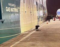 El puerto de Las Palmas realiza su primer suministro de GNL con cisternas a un buque