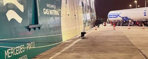 El puerto de Las Palmas realiza su primer suministro de GNL con cisternas a un buque