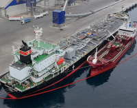 El puerto exterior de A Coruña realiza un trasvase de melaza entre dos buques