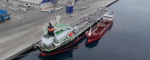 El puerto exterior de A Coruña realiza un trasvase de melaza entre dos buques