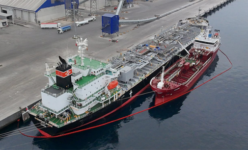 El puerto exterior de A Coruña realiza un trasvase de melaza entre dos buques