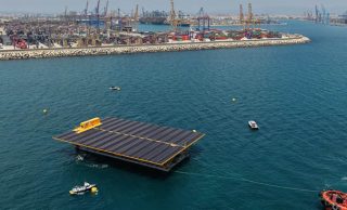 Paiporta: la primera plataforma solar marina de España llega al puerto de Valencia para iniciar su fase de pruebas