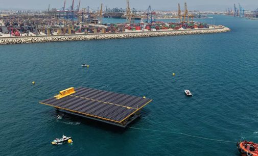 Paiporta: la primera plataforma solar marina de España llega al puerto de Valencia para iniciar su fase de pruebas