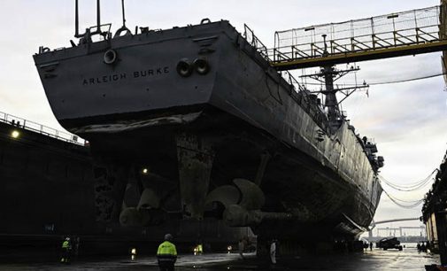 El destructor USS Arleigh Burke realiza varada en Navantia Cádiz